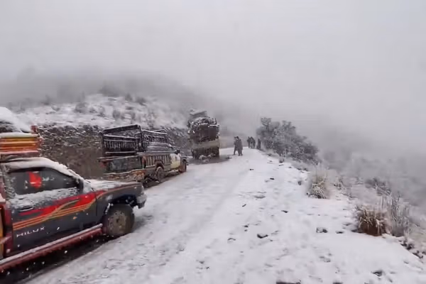 ډنډ خړ دی او کبان ړانده دي؛ په درنو واورو کې د تیرا او کورمې بېکوره شوي پښتانه