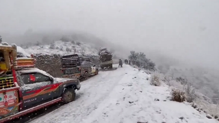 ډنډ خړ دی او کبان ړانده دي؛ په درنو واورو کې د تیرا او کورمې بېکوره شوي پښتانه