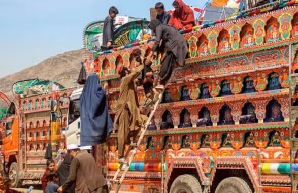 پاکستاني پولیسو په جمرود کې مېشتو افغان کډوالو ته د وتلو امر کړی