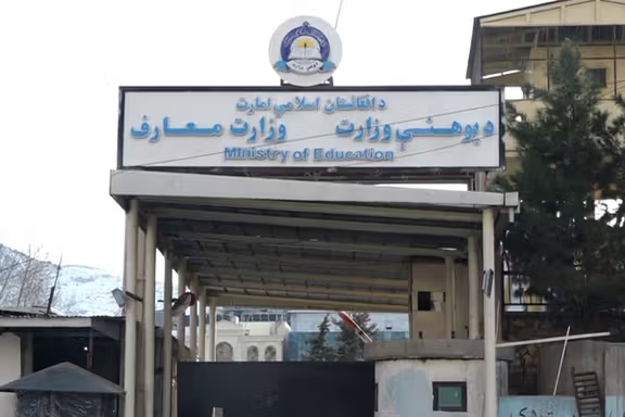 له نجونو پرته؛ د افغانستان په ګرمو سیمو کې د ښوونځیو ازموینې پیل شوې