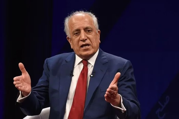 زلمی خلیلزاد: ایران په ډېرې بې رحمۍ سره افغانان اخراجوي