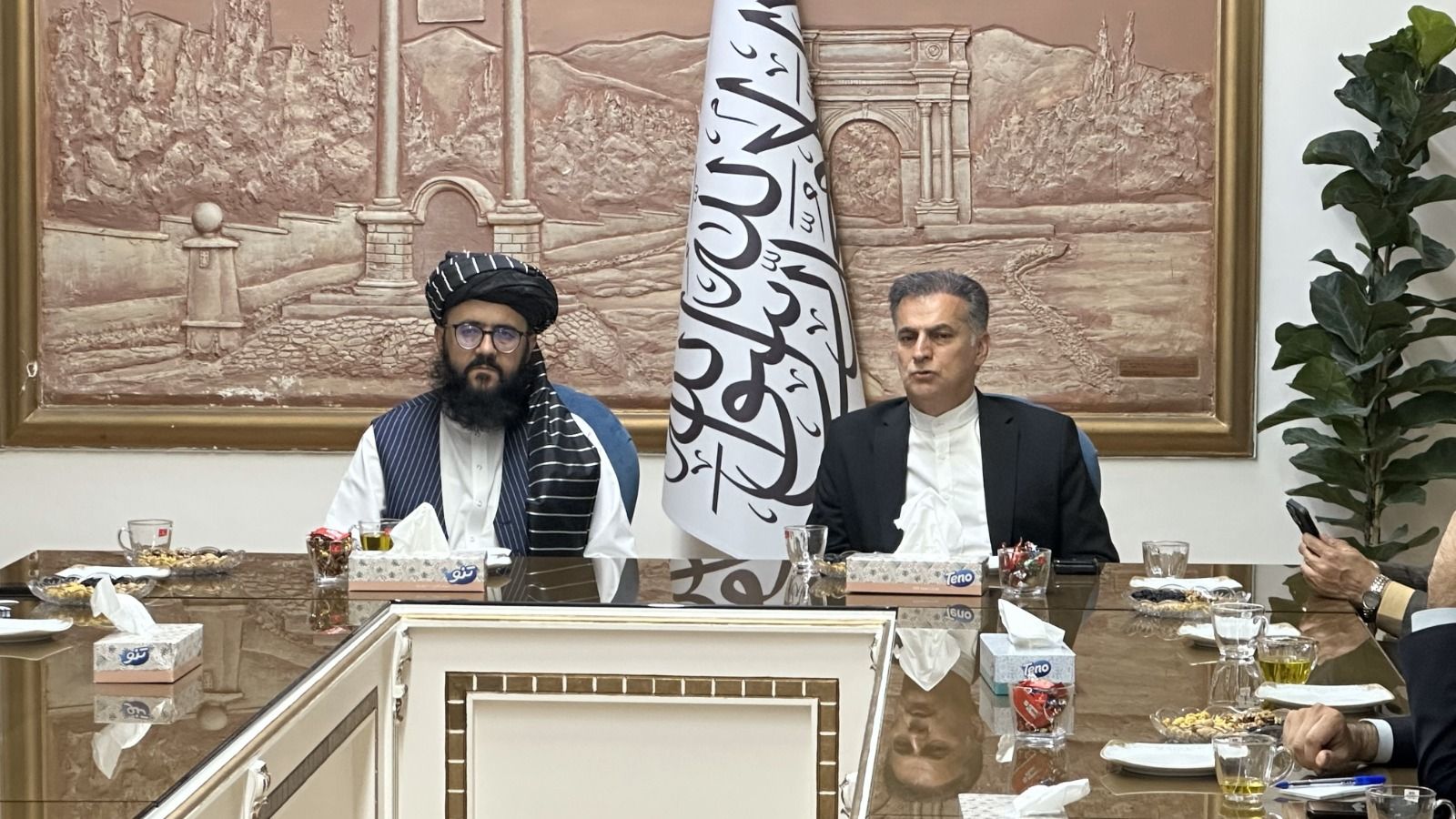 طالبان او ایراني چارواکي د کډوالو د ستونزو او سوداګریزو اړیکو پر پراختیا غږېدلي 