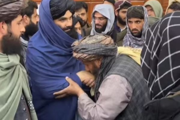 سراج الدین حقاني په یوه ناڅاپي سفر کندهار ته تللی دی