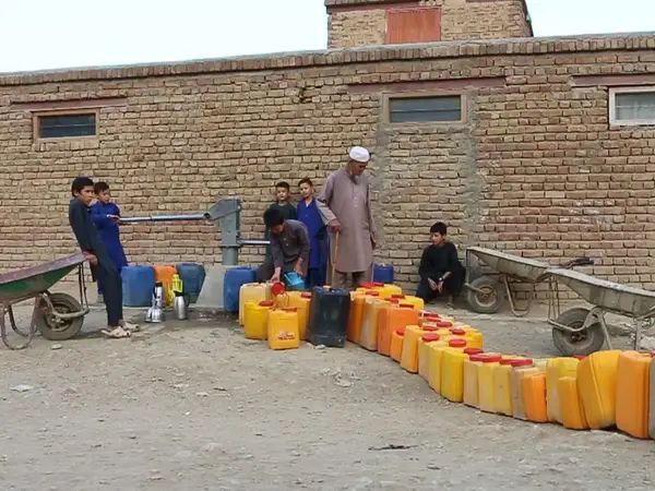 سازمان ملل می‌گوید ۶۷ درصد خانواده‌ها در افغانستان برای دسترسی به آب مشکل دارند