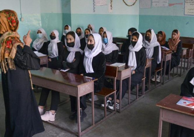 سرچینې: طالبانو په ننګرهار کې ښځینه ښوونکې له مرکزه ولسوالیو ته تبدېلې کړې دي