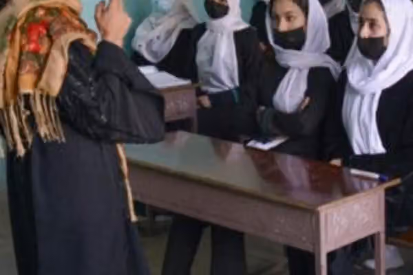 سرچینې: طالبانو په ننګرهار کې ښځینه ښوونکې له مرکزه ولسوالیو ته تبدېلې کړې دي