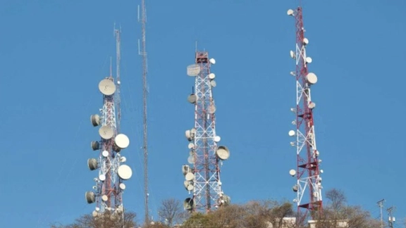 زعيم طالبان يطالب بتقييد الإنترنت في أفغانستان