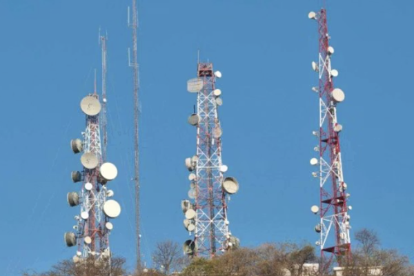 زعيم طالبان يطالب بتقييد الإنترنت في أفغانستان