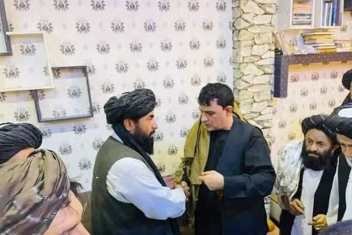 روح‌الله خانزاده، آخرین والی حکومت پیشین در قندهار و یوسف وفا از مقامات ارشد طالبان