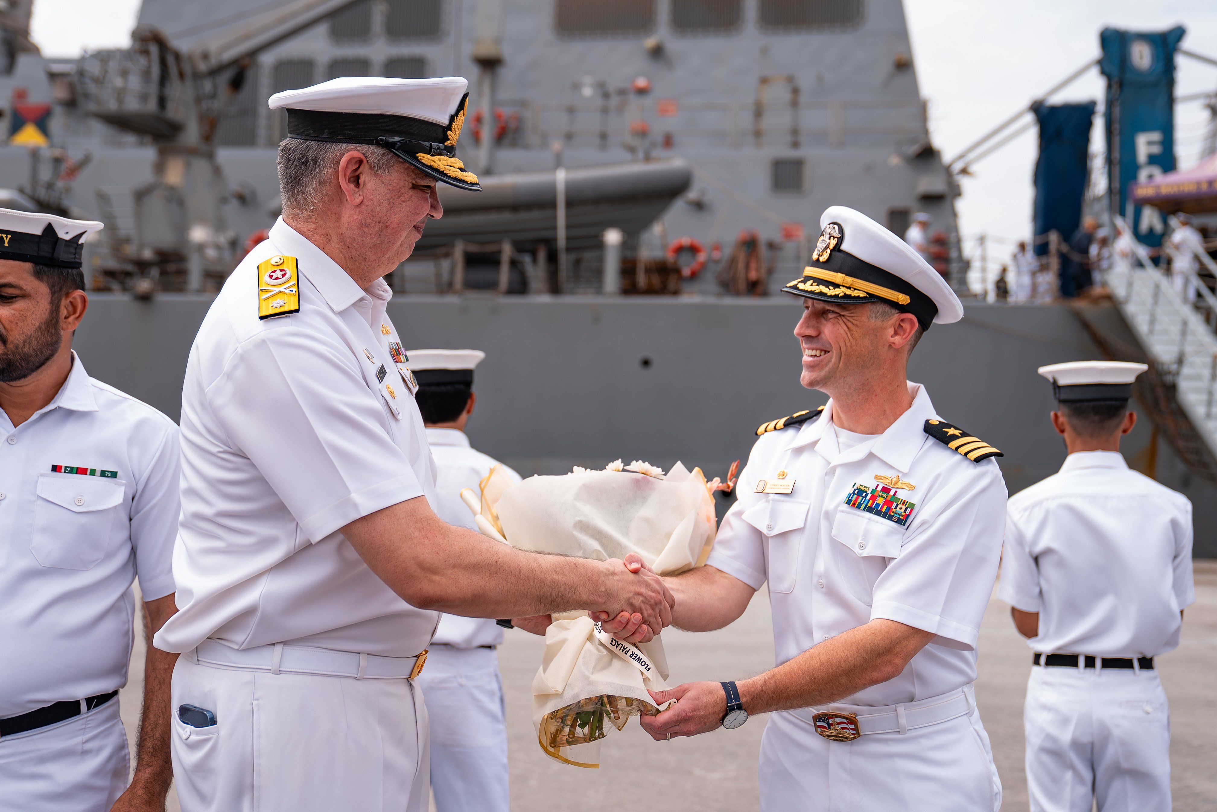 پهلوگیری ناو جنگی امریکا در بندر کراچی