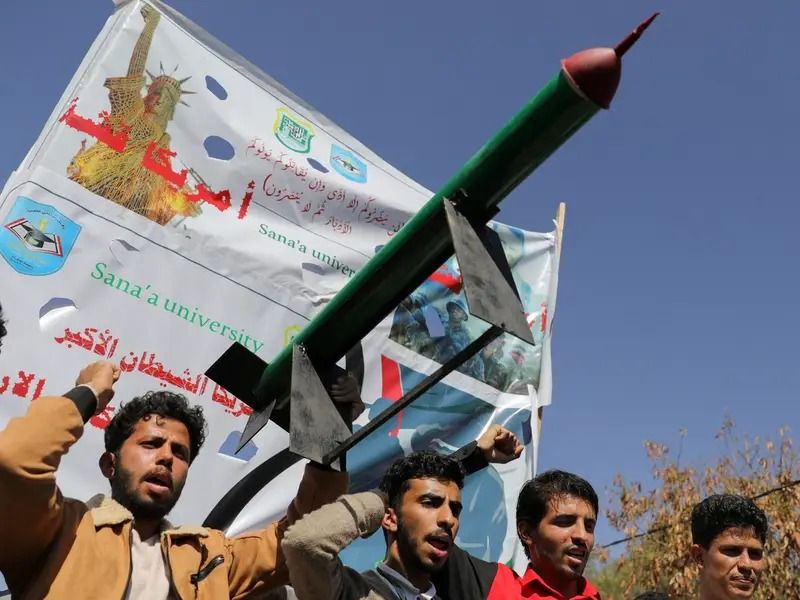 دو کشتی پس از اصابت موشک در خلیج عدن دچار آتش‌سوزی شدند