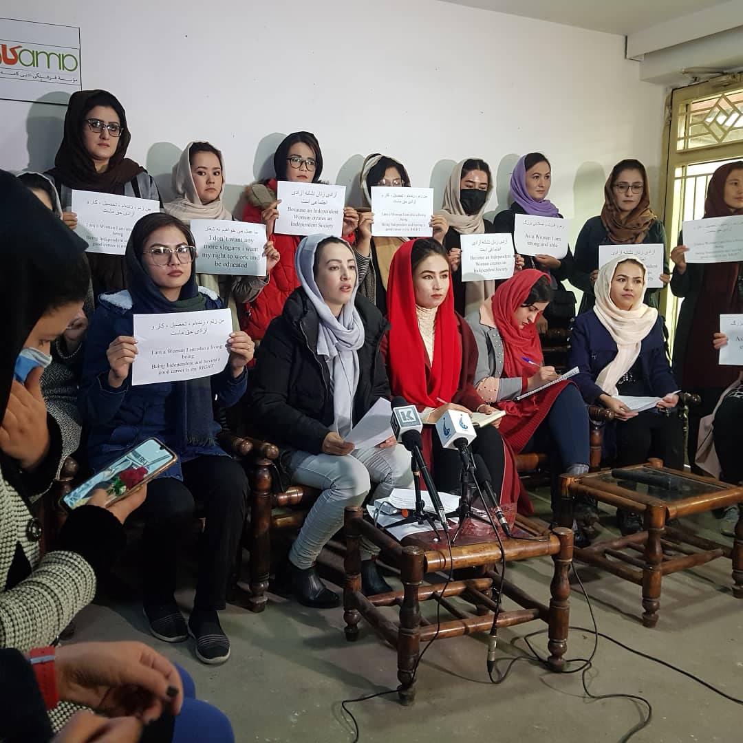 واکنش فعالان زن به فرمان ملا هبت‌الله: نگاه طالبان به زنان، از خانه‌داری فراتر نمی‌رود