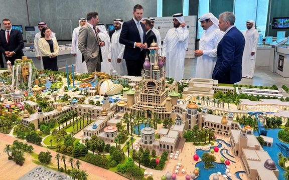 اریک ترامپ، پسر رئیسجمهور امریکا و معاون امور کسبوکارهای شخصی ترامپ، به مدل یک مجموعه تفریحی گلف که قرار است در قطر ساخته شود، نگاه میکند.