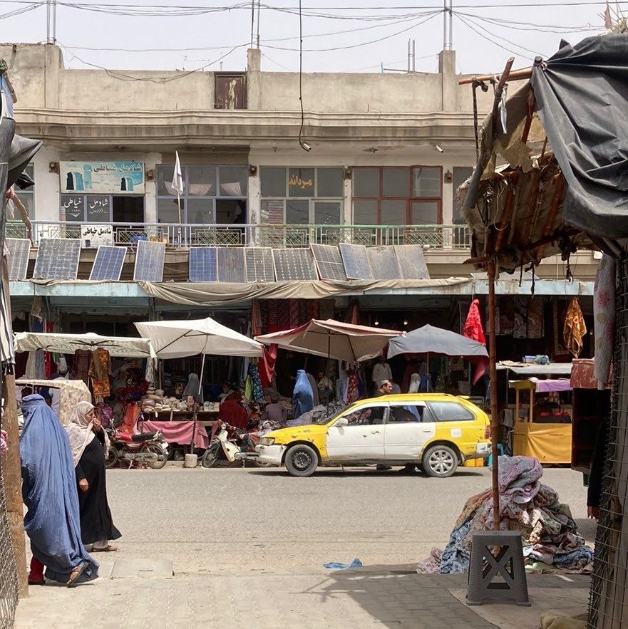 طالبانو د کندهار هټيوالو ته امر کړی چې پر «تور حجاب لرونکو» ښځو څه مه پلورئ