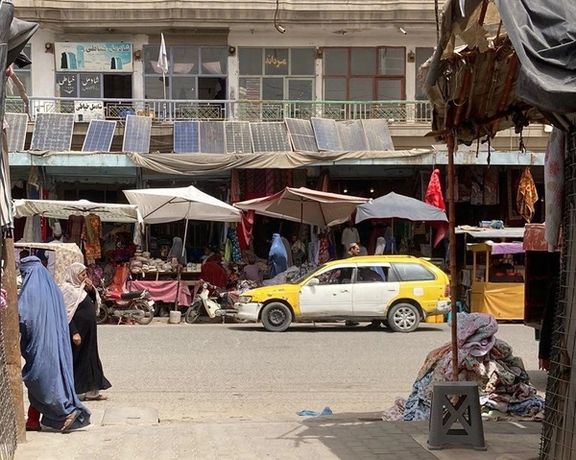 طالبانو د کندهار هټيوالو ته امر کړی چې پر «تور حجاب لرونکو» ښځو څه مه پلورئ