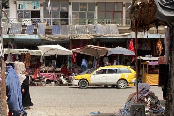 طالبانو د کندهار هټيوالو ته امر کړی چې پر «تور حجاب لرونکو» ښځو څه مه پلورئ