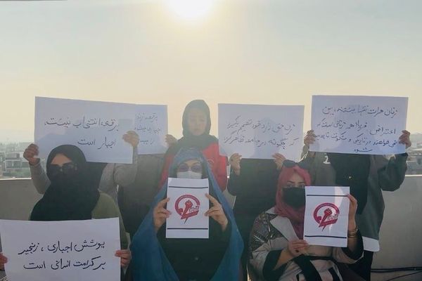 معترضې ښځې: په هرات کې د طالبانو لهخوا د جبري حجاب پرېکړه ښځو ته «سپکاوی» دی