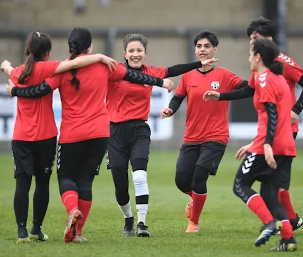 اعضای پارلمان بریتانیا: فیفا زمینه رقابت فوتبالیست‌های زن افغان را در عرصه جهانی فراهم کند