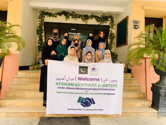 صدها دانشجوی افغان در چارچوب بورسیه علامه اقبال به پاکستان رفتند