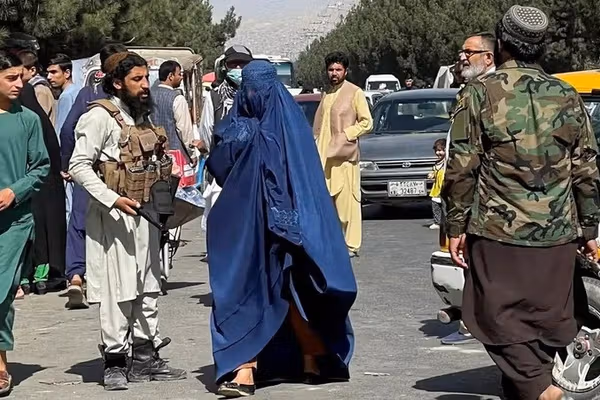 "فضفاض وسميك ومن دون عطر".. طالبان تعلن مواصفات حجاب النساء للترويج لها في المساجد