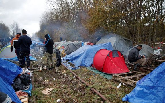 انفومیگرنتس: برخی پناهندگان افغان در جادههای شمال پاریس در وضعیت دشواری بسر میبرند