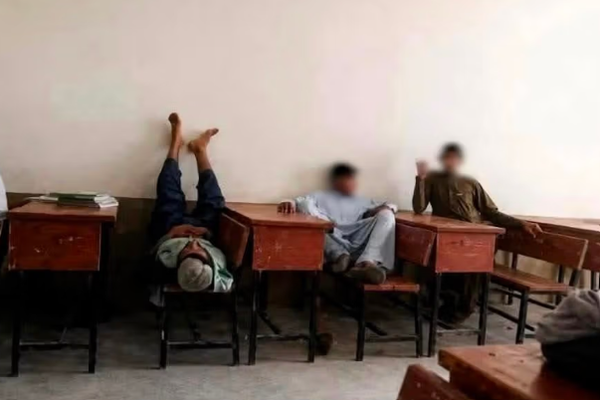 طلاب في ظل انهيار التعليم: «لا أعرف إن كان الذهاب إلى المدرسة أجدى من تركها»