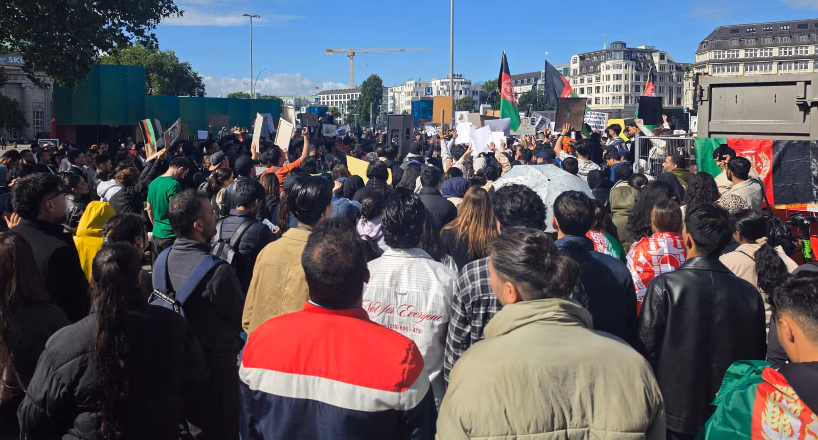 پولیس هامبورگ تایید کرد که در تظاهرات ضد طالبان صدها نفر شرکت داشتند