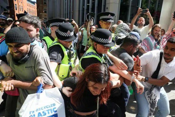 پولیس بریتانیا بیش از ۱۰۰ معترض حامی فلسطین را بازداشت کرد