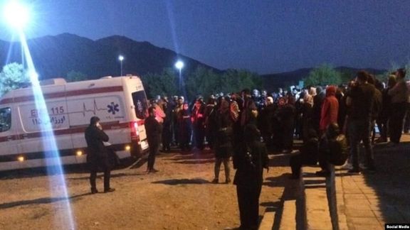 چند هزار نفر با شرکت در مراسم به خاکسپاری مهسا امینی، شعار "مرگ بر دیکتاتور" را سر دادند