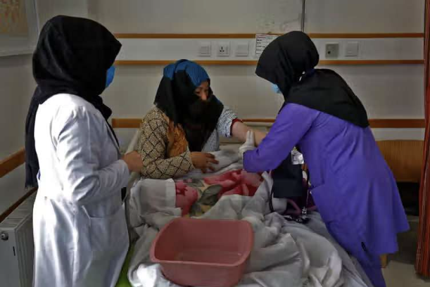 الأمم المتحدة: تدهور الوصول إلى الخدمات الصحية لثلث النساء الأفغانيات