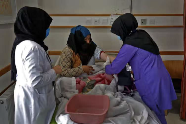 الأمم المتحدة: تدهور الوصول إلى الخدمات الصحية لثلث النساء الأفغانيات