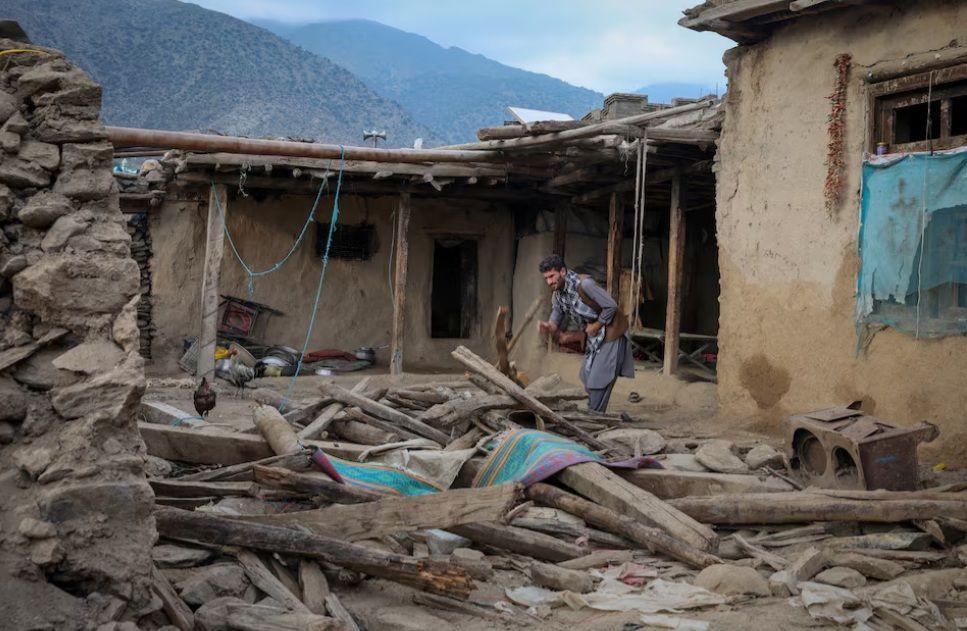 مردی در تلاش است ویرانه‌های خانه‌اش را پس از زمین‌لرزه در شرق افغانستان کنار بزند؛ جایی که زندگی روزمره در یک لحظه به خاک و چوب شکسته بدل شد.
