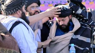 اختلاف حقانیها با هبتالله؛ آیا رهبر طالبان کلید وزارت مهاجرین را به پسر حقانی میدهد