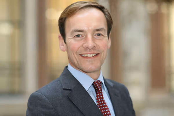 د بریتانیا ځانګړی استازی: د طالبانو قوانین د افغانانو له بنسټیزو حقونو سره په ټکر کې دي