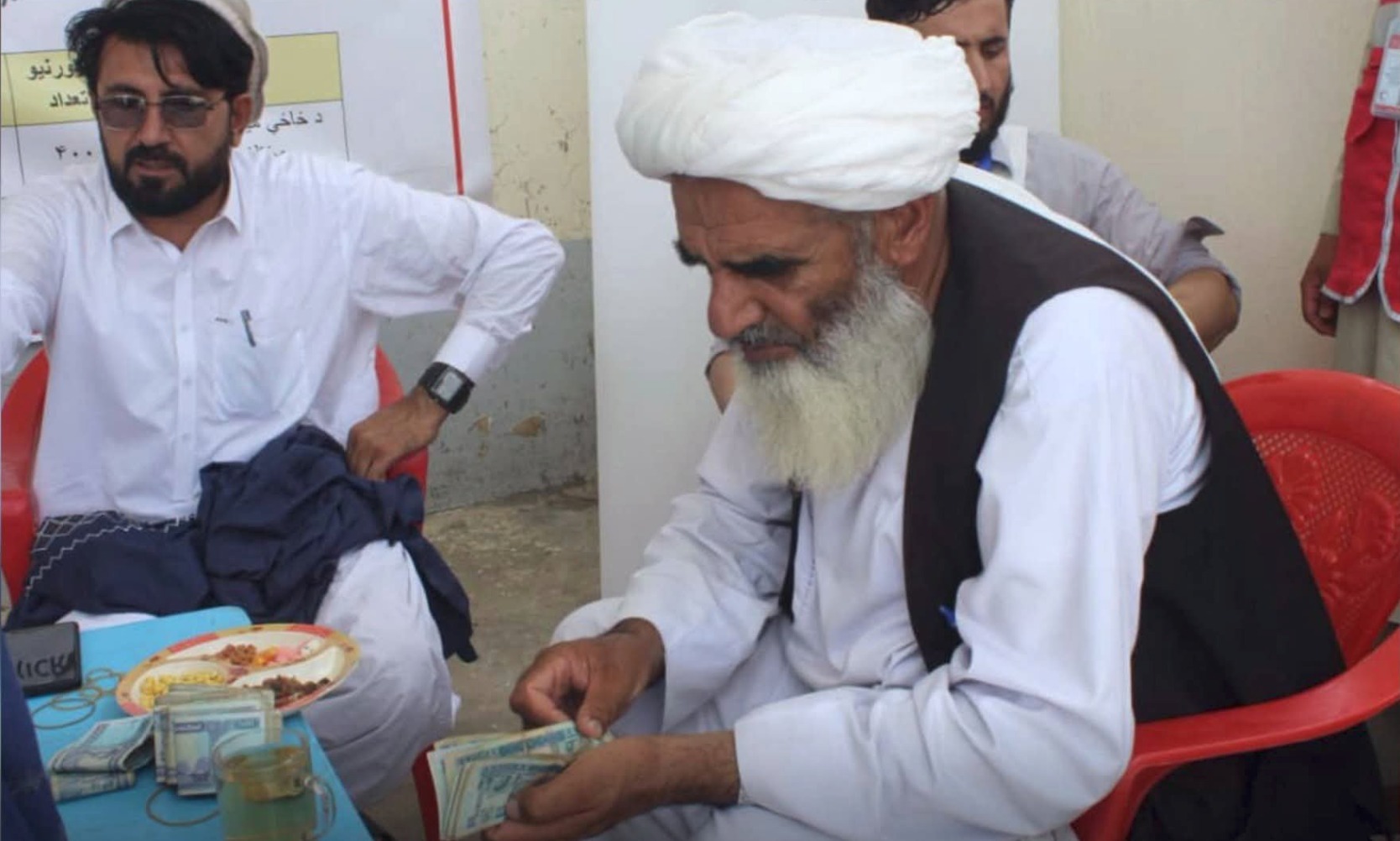 د فقر په اوج کې؛ طالبان وایي خوست کې پر ۴۰۰ مېرمنو ۴ میلیونه افغانۍ ووېشل شوې
