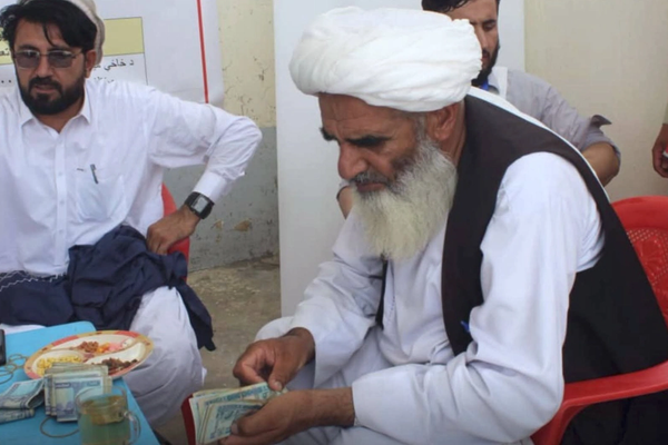 د فقر په اوج کې؛ طالبان وایي خوست کې پر ۴۰۰ مېرمنو ۴ میلیونه افغانۍ ووېشل شوې