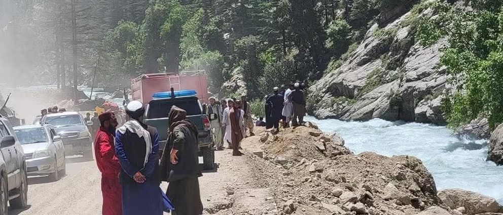دست‌کم ۴ نفر در پی سقوط یک موتر در رودخانه نورستان ناپدید شدند