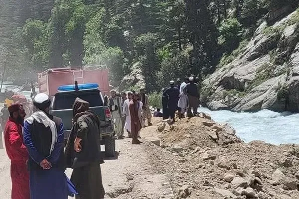 دستکم ۴ نفر در پی سقوط یک موتر در رودخانه نورستان ناپدید شدند