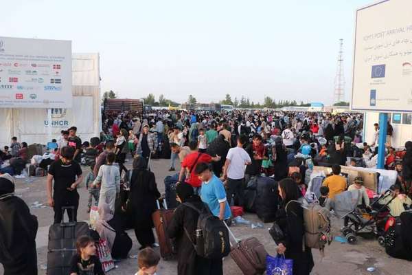 هزاران مهاجر افغان در مرز اسلامقلعه برای ورود به افغانستان صف کشیدهاند