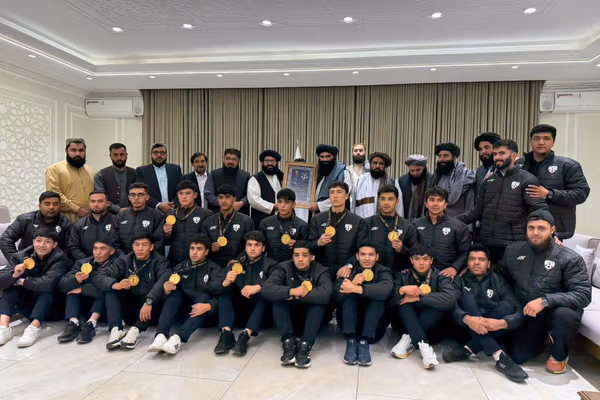 حقاني د افغانستان د ۱۷ کلنو فوټسال لوبډلې سره د لیدنې پرمهال د هغوی بری وستایه