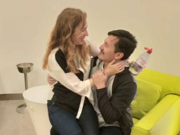 مرتضی بهبودی پس از رهایی از زندان طالبان به همسرش پیوست