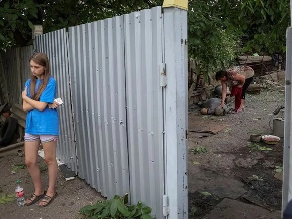 اوکراینۍ ښځه د خپلې ۷۵ کلنې خواښې د جسد تر څنګ ده، چې د روسیې په برید کې وژل شوې - د جولای ۹مه، ۲۰۲۲