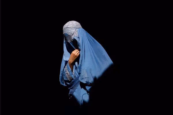 له ناوړه دودونو تر پټ تاوتریخوالي؛ افغان مېرمنې او نجونې د کومو دودونو قرباني دي؟