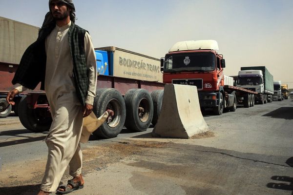 ایران: ۲۰۰ ایرانۍ لارۍ د ناقانونه افغان کډوالو مالونه تر دوغارون پورې انتقالوي