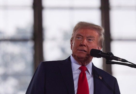 ترامپ از بررسی اعمال تعرفه ۱۰ درصدی برای واردات کالاهای چینی خبر داد