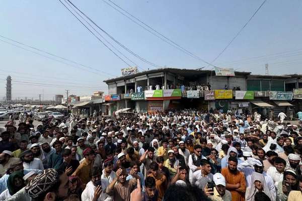 د خیبر پښتونخوا په تېراه کې د هوايي بمباریو په غبرګون خلکو لاریون کړی