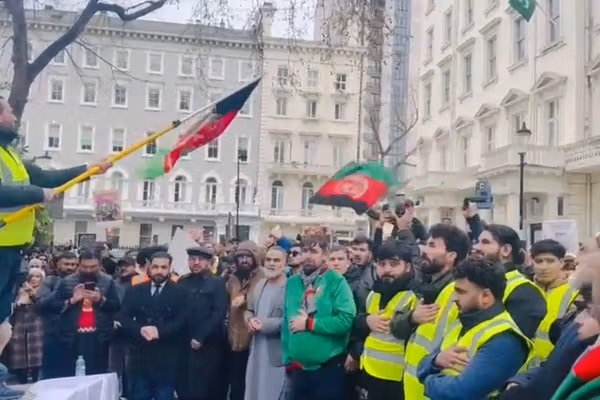 لندن کې مېشتو افغانانو پر افغانستان د پاکستان د وروستیو بریدونو پر ضد لاریون وکړ
