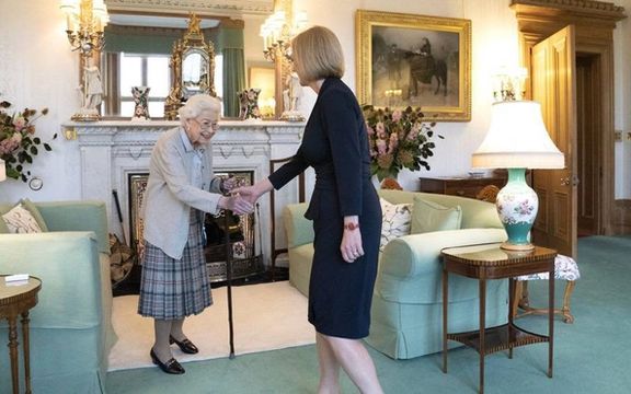 پس از دیدار با الیزابت دوم در اسکاتلند، لیز تراس با تایید ملکه رسما نخستوزیر بریتانیا شد