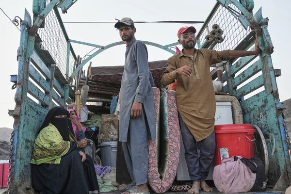 له پاکستانه د افغانانو د ایستلو دوام؛ یوې کورنۍ ته د وتلو یوازې ۴۵ دقیقې وخت ورکړل شوی