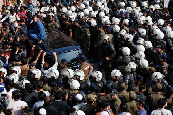 چرا عمران خان بازداشت شد؟